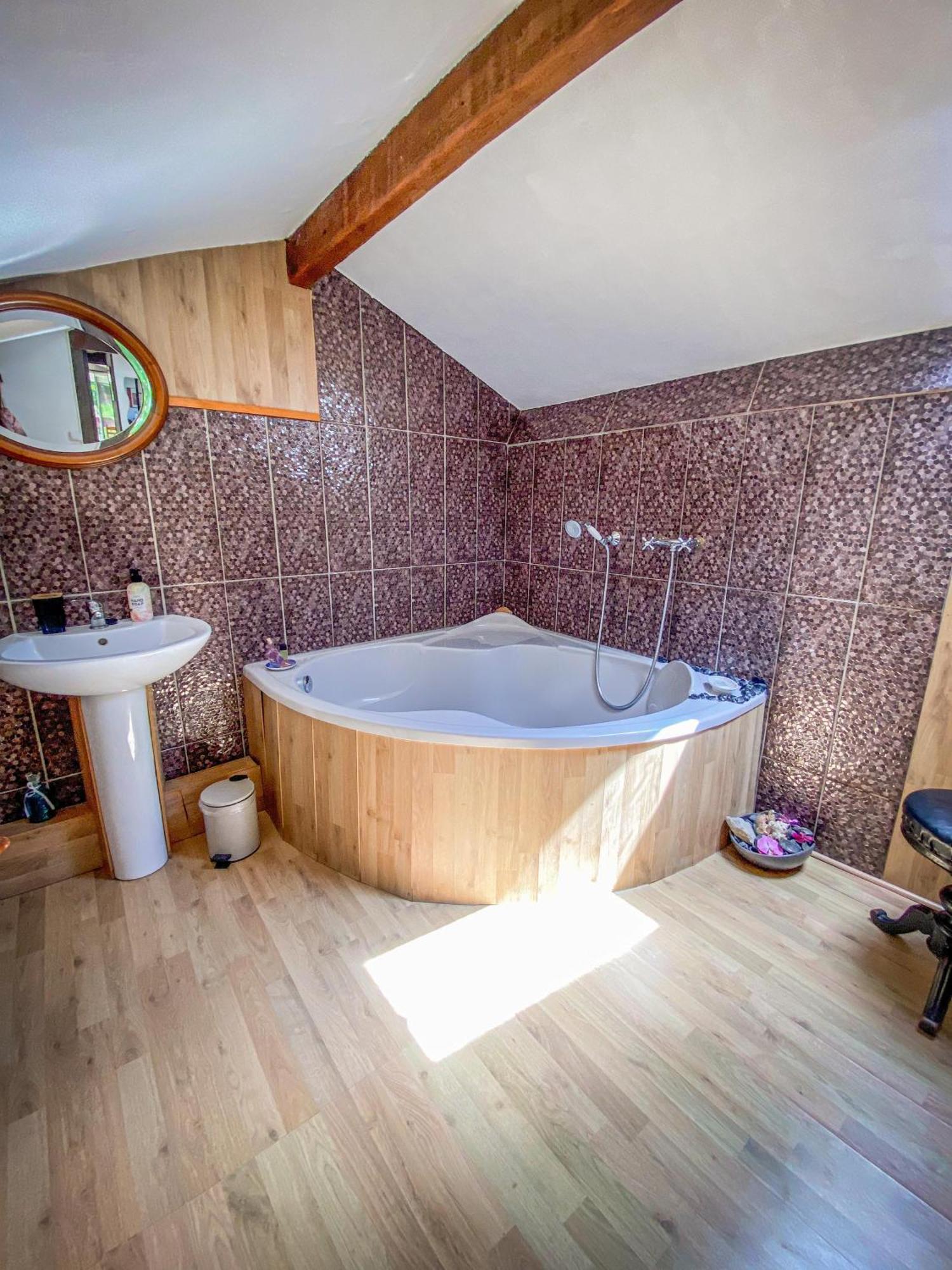 Ryokan Lankana Exideuil-sur-Vienne Екстер'єр фото